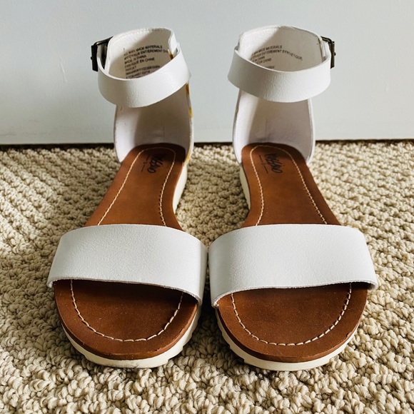 White Mossimo sandals with ankle buckle. - Picture 2 of 8